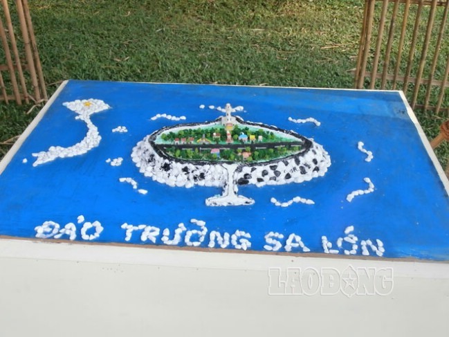 Education on sea and island patriotism from Hoang Sa and Truong Sa map models - ảnh 1